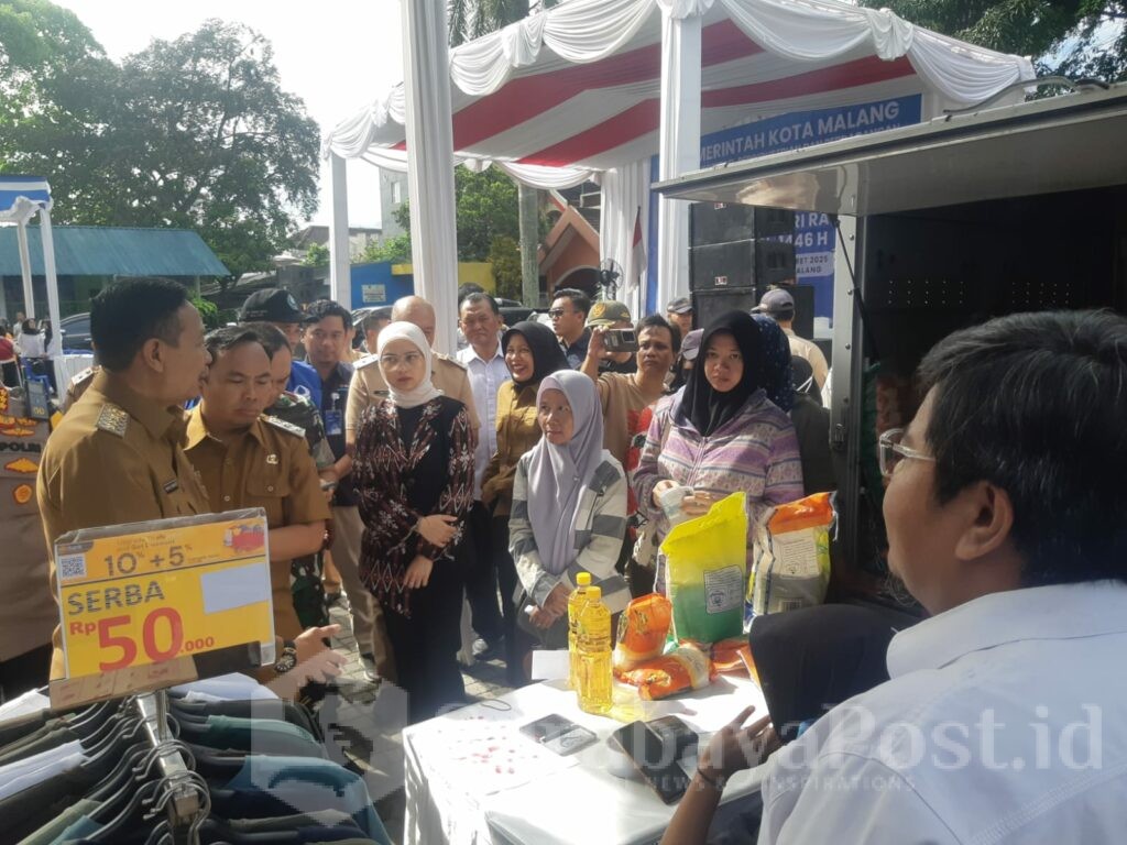 Walikota Malang, Wahyu Hidayat didampingi Wakil Walikota Ali Muthohirin beserta Forkopimda memantau kegiatan pasar murah di Merjosari, Selasa (11/03/2025)