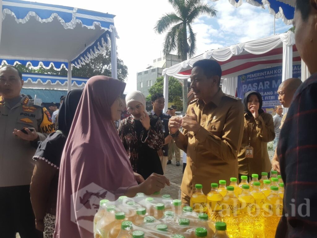 Walikota Wahyu Hidayat bincang dengan warga disela pemantauan pasar murah di lapangan Merjosari