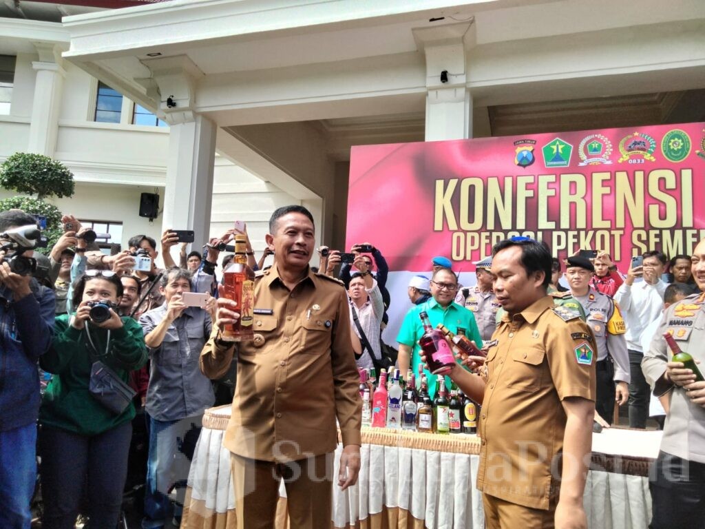 Walikota Wahyu Hidayat dan Wakil Walikota Ali Muthohirin menunjukkan berbagai botol miras hasil Operasi pekat Semeru yang akan dimusnahkan