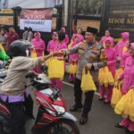 Berkah Ramadan, Bhayangkari Polresta Malang Kota Bagikan 500 Takjil ke Pengguna Jalan, Selasa (11/03/2025) sore.