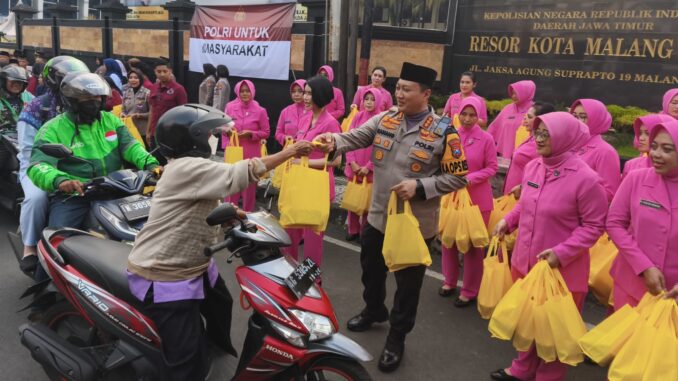 Berkah Ramadan, Bhayangkari Polresta Malang Kota Bagikan 500 Takjil ke Pengguna Jalan, Selasa (11/03/2025) sore.