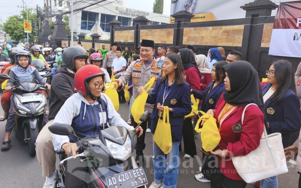 Bagi-bagi takjil ini juga melibatkan mahasiswa dan driver ojek online