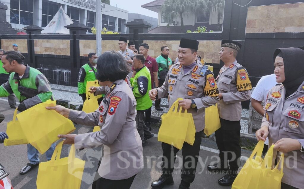 Kapolresta Kombes Pol Nanang Haryono bersama jajaran tampak membagikan ratusan takjil ke pengguna jalan di depan Mapolresta Malang Kota