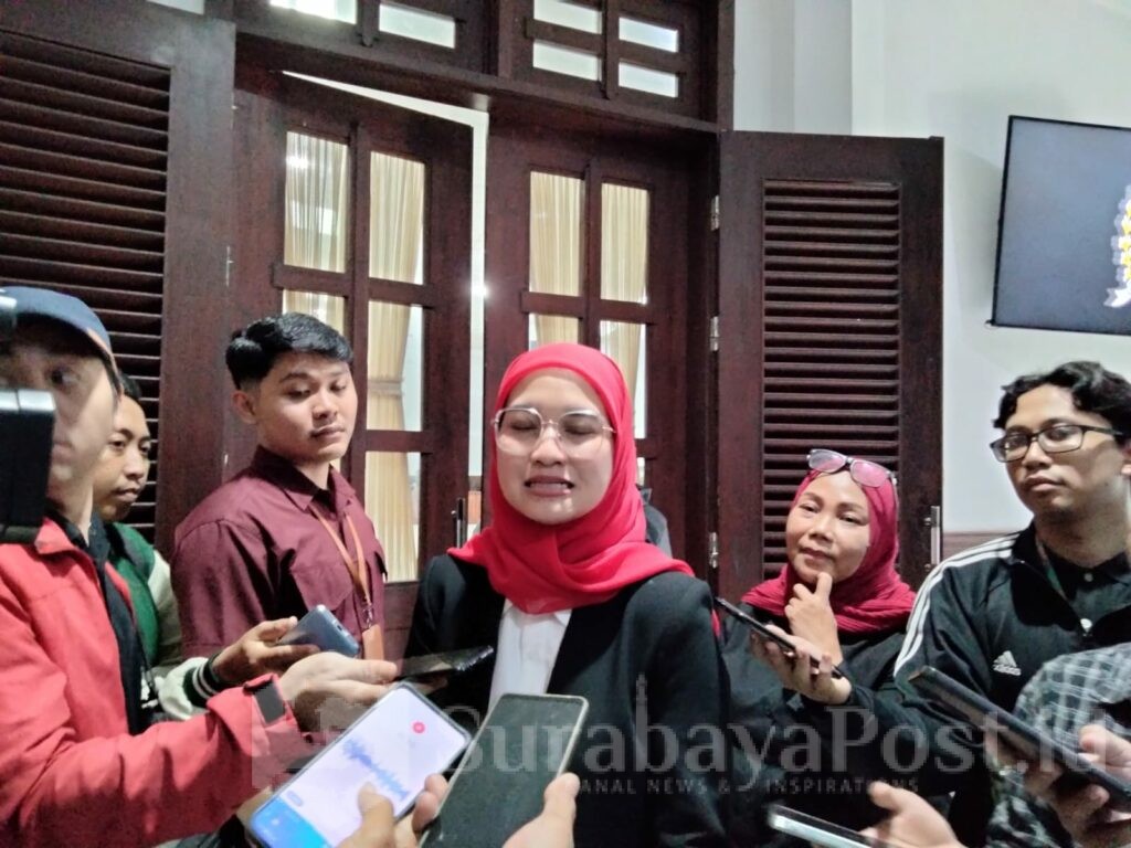 Ketua DPRD Kota Malang, Amithya Ratnanggani Sirraduhita memberikan keterangan kepada wartawan usai memimpin rapat paripurna, Rabu (12/03/2025).