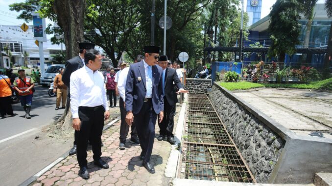 Walikota Wahyu Hidayat tinjau lokasi pembangunan Drainase, Rabu 12 Maret 2025. (Sumber Prokompim)