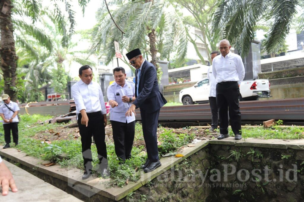 Disamping itu, Walikota Wahyu Hidayat juga memastikan kelestarian pohon di kawasan Suhat tetap terjaga. (Sumber Prokompim)