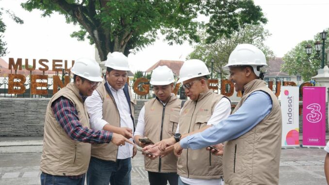 Yose Navirianto - SVP Head of Technology Java IOH (paling kiri), Fahd Yudhanegoro - EVP Head of Circle Java IOH (tengah) saat melakukan pengecekan speed test sinyal dan berhenti di stopping point KM0 Jogjakarta, Rabu 12 Maret 2025. (ist)