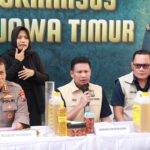 Ditreskrimsus Polda Jatim, Kombes Pol Budi Hermanto dan Kabidhumas Kombes Pol Dirmanto saat menggelar konferensi pers hasil ungkap dia home industri pemalsu minyak goreng, Rabu 12 Maret 2025. (ist)