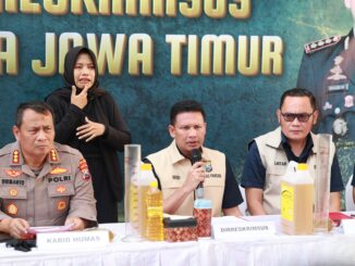 Ditreskrimsus Polda Jatim, Kombes Pol Budi Hermanto dan Kabidhumas Kombes Pol Dirmanto saat menggelar konferensi pers hasil ungkap dia home industri pemalsu minyak goreng, Rabu 12 Maret 2025. (ist)