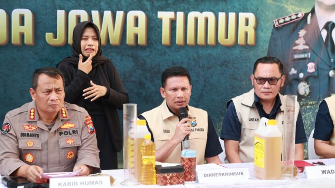 Ditreskrimsus Polda Jatim, Kombes Pol Budi Hermanto dan Kabidhumas Kombes Pol Dirmanto saat menggelar konferensi pers hasil ungkap dia home industri pemalsu minyak goreng, Rabu 12 Maret 2025. (ist)