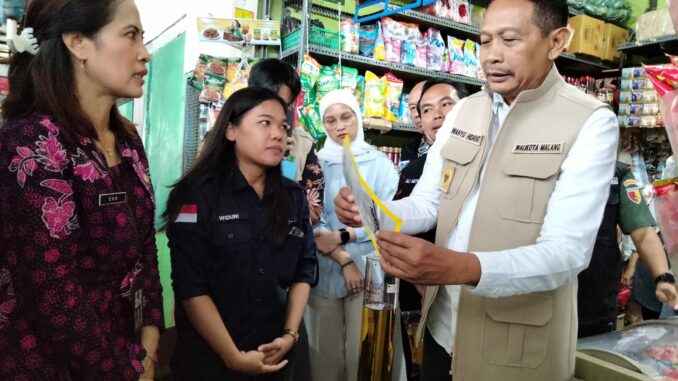 Sidak Pasar Bunulrejo, Walikota Wahyu Hidayat Temukan Minyak Goreng Tak Sesuai Takaran, Kamis (13/03/2025)