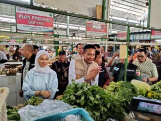 Ketua DPRD Kota Malang, Amithya Ratnanggani Sirraduhita saat sidak di pasar Bunulrejo bersama tim TPID Pemkot Malang, Kamis (13/03/2025)