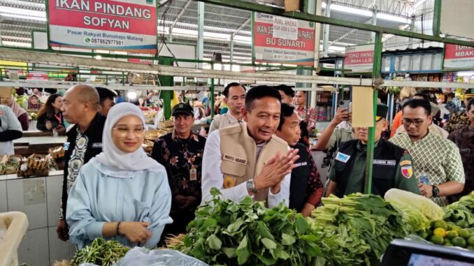 Ketua DPRD Kota Malang, Amithya Ratnanggani Sirraduhita saat sidak di pasar Bunulrejo bersama tim TPID Pemkot Malang, Kamis (13/03/2025)