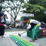 Ngabuburit UMM, Hibur Warga Pakai Angklung hingga Bermain Golf. (Dok. Humas UMM)