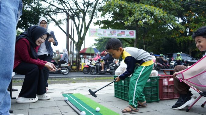 Ngabuburit UMM, Hibur Warga Pakai Angklung hingga Bermain Golf. (Dok. Humas UMM)