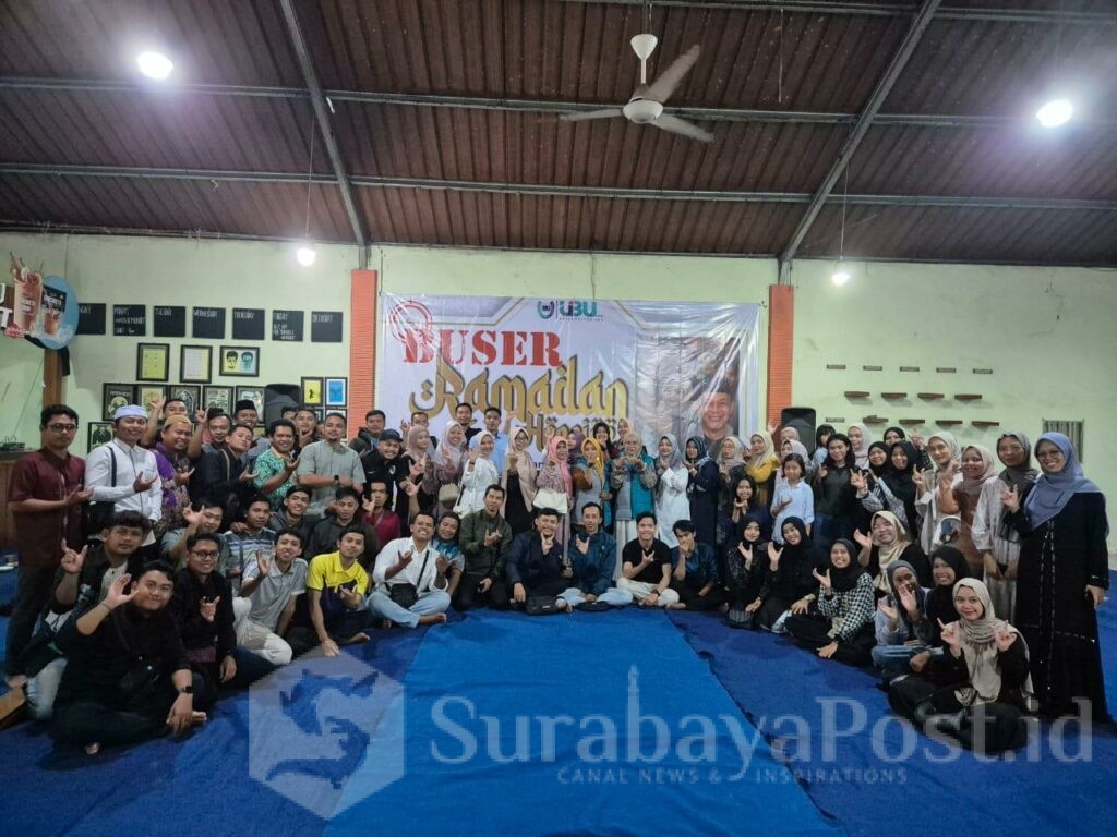 Rektor UIBU, Dr. Nurcholis Sunuyeko, M.Si bersama mahasiswa disela buka bersama, Jumat 14 Maret 2025. (istimewa)