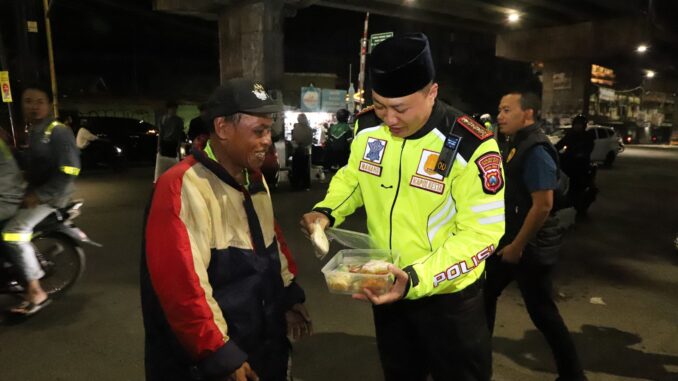 Polresta Malang Kota Ajak Mahasiswa Jaga Kamtibmas dan Berbagi Dalam Kegiatan Sahur On The Road, Minggu (16/03/2025) dini hari.