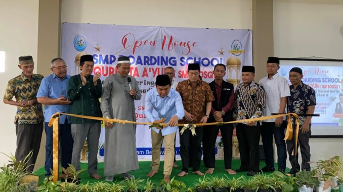 Peringati Nuzulul Qur’an dan Open House di SMP Boarding School Qurrota A’yun ditandai dengan pemotongan pita oleh Wakil Walikota Malang, Ali Muthohirin. (ist)