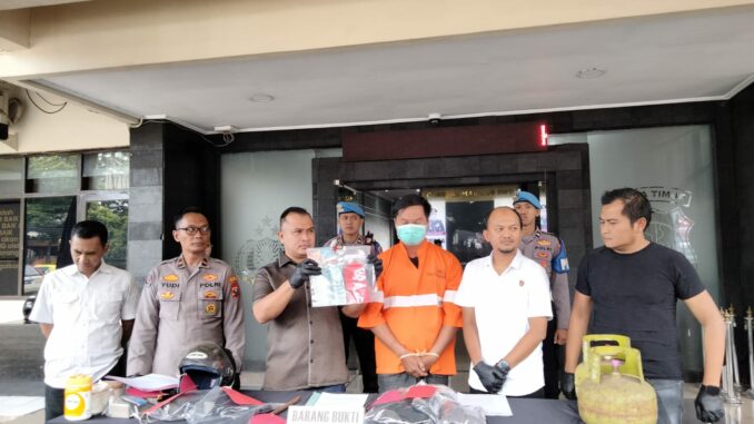 Kasatreskrim Polresta Malang Kota, Kompol Mohammad Sholeh didampingi Kasi Humas Ipda Yudi Risdiyanto saat menggelar konferensi pers hasil ungkap maling spesialis bobol rumah, Senin (17/03/2025).