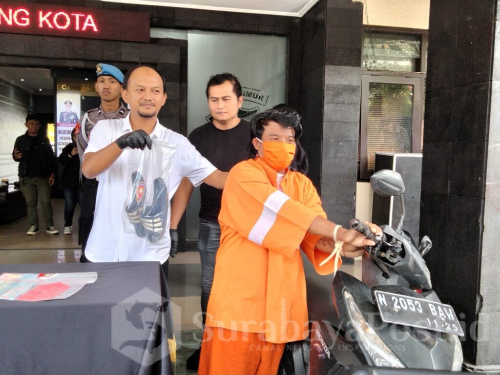 Tersangka DS dengan kawalan petugas menunjukkan barang bukti motor hasil kejahatannya