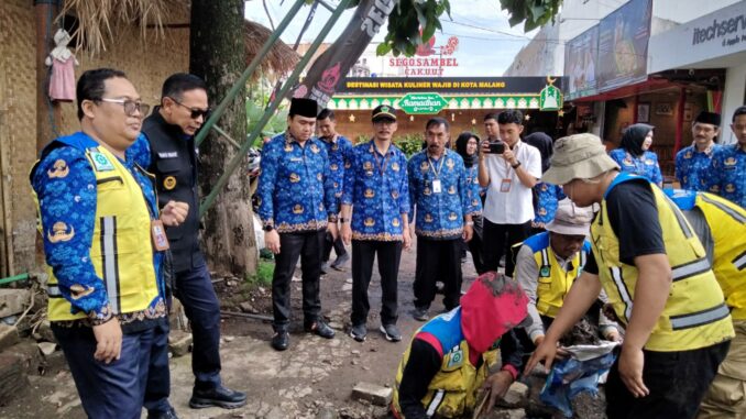 Walikota Wahyu Hidayat Pantau Perbaikan Drainase, Solusi Atasi Banjir di kawasan Jalan Sukarno- Hatta, Senin (17/03/2025).