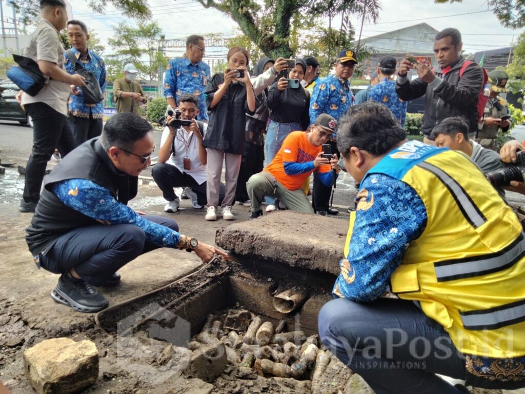 Didampingi beberapa Kepala OPD, Walikota Wahyu Hidayat turun untuk mengecek kondisi drainase di kawasan Jalan Sukarno- Hatta