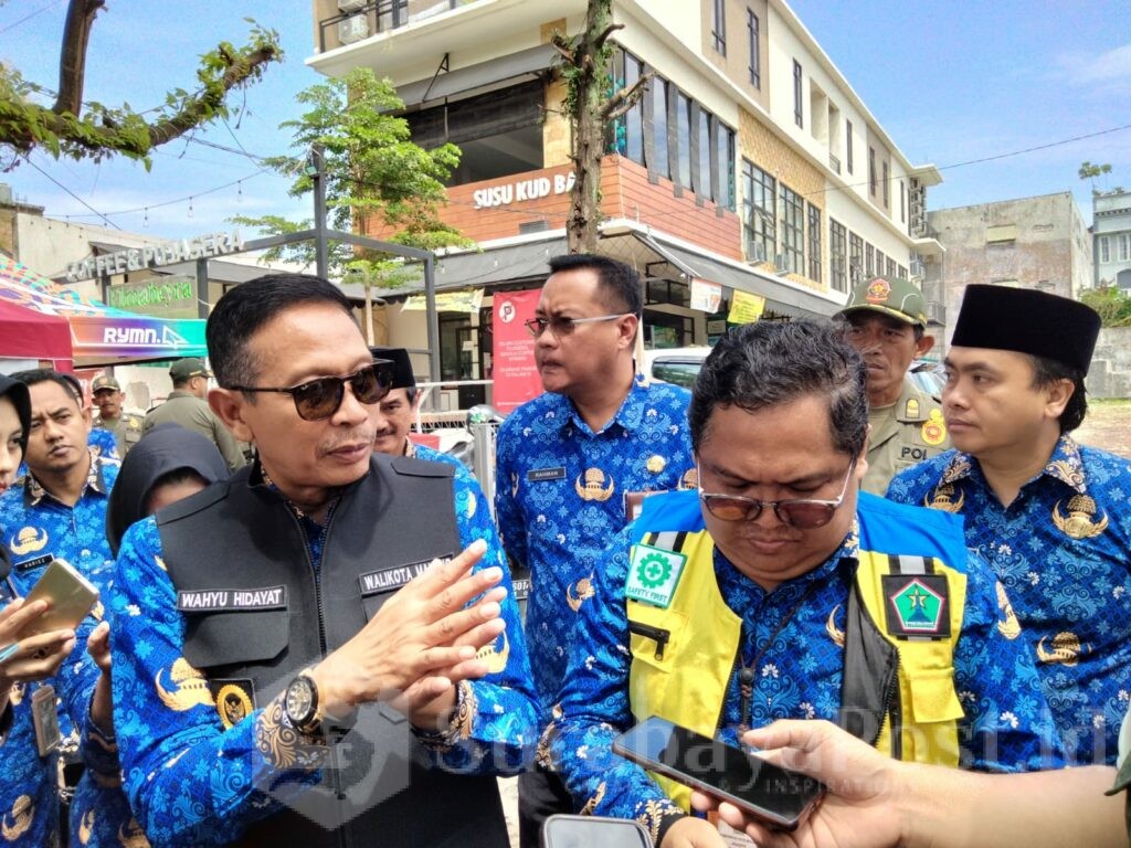 Walikota Malang, Wahyu Hidayat memberikan keterangan kepada wartawan