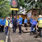 Kepala DLH, Noer Rahman Wijaya saat mendampingi Walikota Malang, Wahyu Hidayat meninjau lokasi drainase di kawasan Jalan Sukarno-Hatta, Senin (17/03/2025).