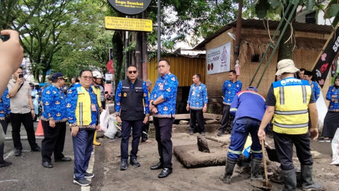 Kepala DLH, Noer Rahman Wijaya saat mendampingi Walikota Malang, Wahyu Hidayat meninjau lokasi drainase di kawasan Jalan Sukarno-Hatta, Senin (17/03/2025).