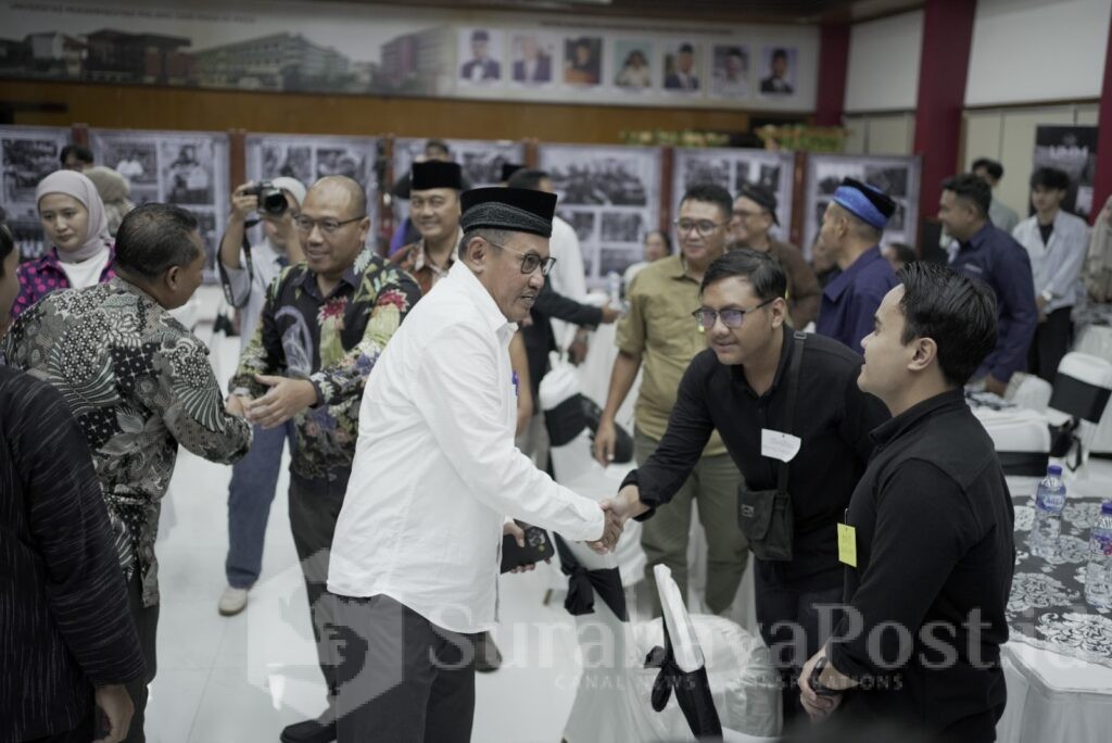 Rektor UMM, Prof. Dr. Nazaruddin Malik, SE., M.Si menyalami awak media disela Buka Bersama