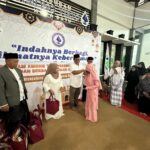 Pjs Direktur Among Tirto Kota Batu, Ikhwan Hadi bersama karyawan berbagi dan berbuka bersama dengan puluhan anak yatim di Kantor Perumdam Among Tirto (Ist)