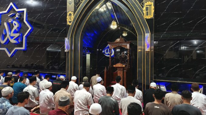 Begitu Antusiasnya Warga Binaan Lapas Malang Ikuti Salat Tarawih dan Tadarus di Masjid At-Taubah, Selasa 18 Maret 2025. (ist)