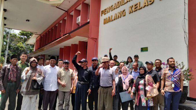 Puluhan warga, kawal sidang mediasi sengketa tanah Sumberjo Batu di PN Kota Malang, Selasa (18/3/2025).