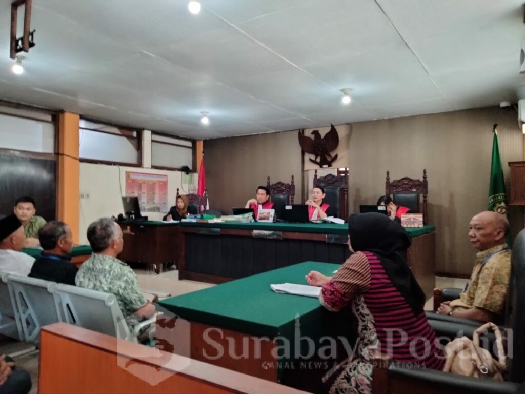 Dalam sidang yang dipimpin Ketua Majelis Hakim Fitra Dewi Nasution, SH, MH terungkap, dari 11 tergugat dan turut tergugat, terdapat empat yang tidak hadir.