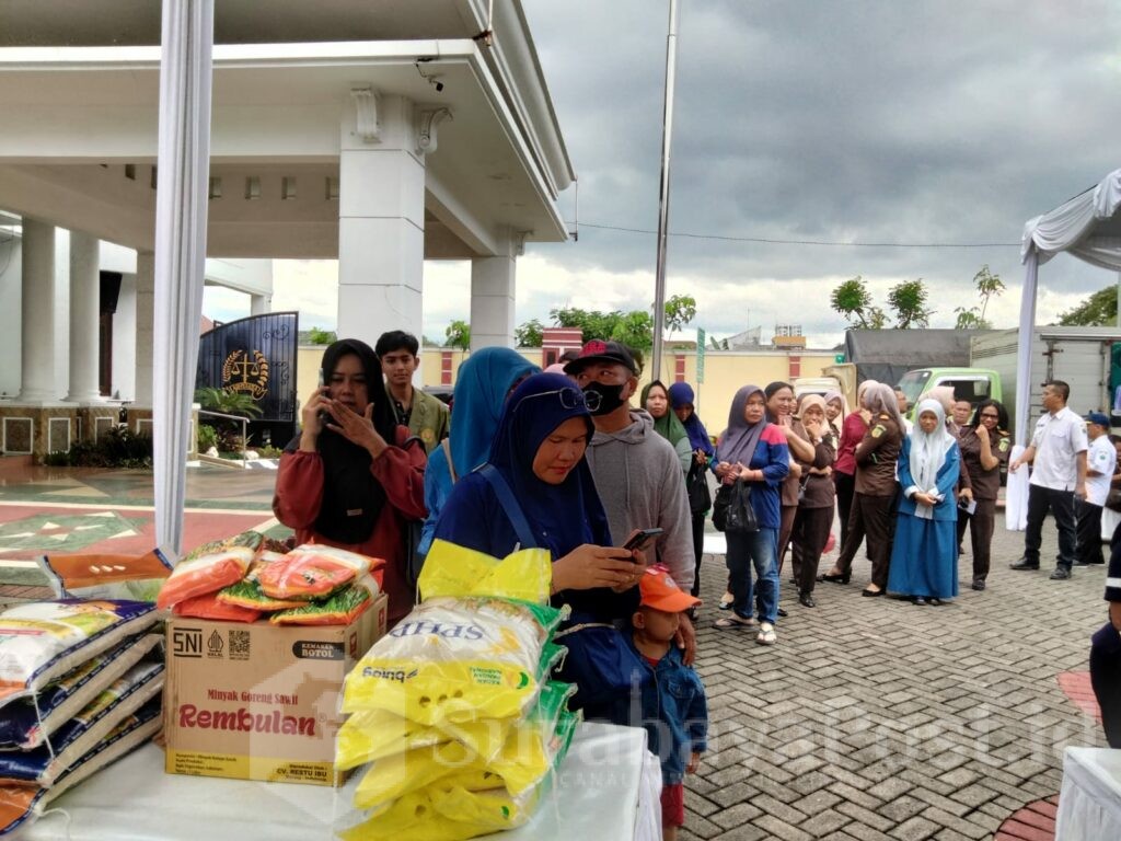 Warga antusias membeli kebutuhan pokok di Pasar Murah yang diadakan Kejari Kota Malang