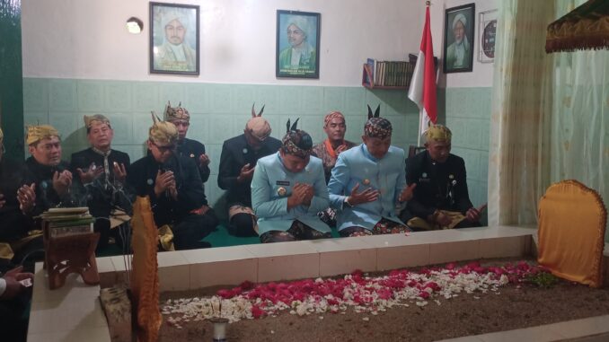 Momen HUT Ke-111, Wali Kota Malang, Wahyu Hidayat dan Wakil Wali Kota Malang, Ali Muthohirin ziarah ke Makam Ki Ageng Gribig, Selasa (8/4/2025).