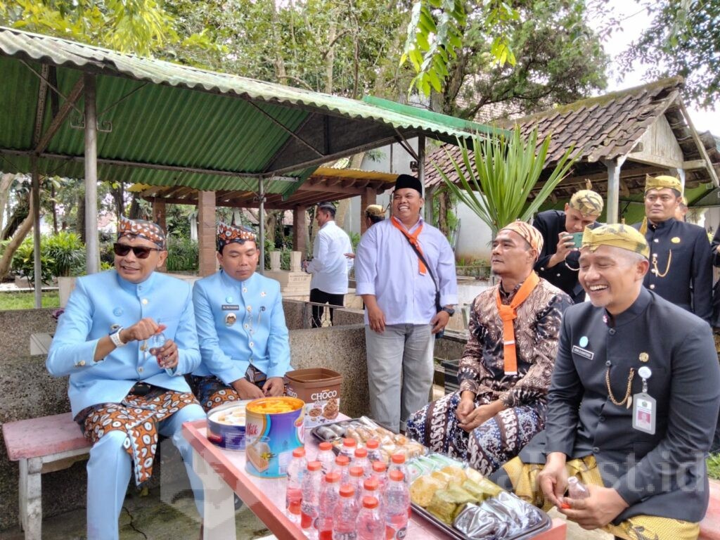 Wali Kota Wahyu Hidayat dan Wawali Ali Muthohirin serta Sekda Erik Setyo Santoso disela ziarah