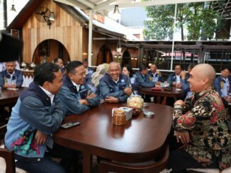 AKRAB: Wali Kota Wahyu Hidayat dan Wakil Walikota Ali Muthohirin serta Sekda dan Kepala OPD silaturahmi ke Abah Anton, Rabu 9 April 2025. (Sumber Prokompim).
