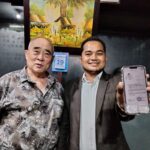 Otje Suandito didampingi kuasa hukumnya, Wildan Arif, menunjukkan surat pemberitahuan dari pihak kepolisian terkait penetapan tersangka VA, Minggu (20/04/2025).
