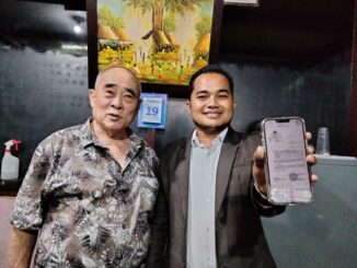 Otje Suandito didampingi kuasa hukumnya, Wildan Arif, menunjukkan surat pemberitahuan dari pihak kepolisian terkait penetapan tersangka VA, Minggu (20/04/2025).