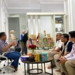 H. Rendra Masdrajad Safaat, anggota Komisi C DPRD Kota Malang dari Fraksi PKS mengunjungi rumah keluarga korban insiden Jatim Park 1. (Istimewa).