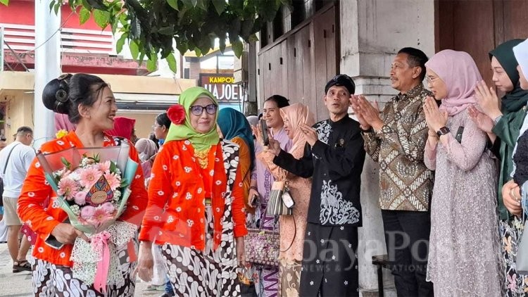 Ketua DPRD Kota Malang, Amithya Ratnanggani Sirraduhita bersama Walikota Wahyu Hidayat menyaksikan langsung Kartinian Nang Kayutangan