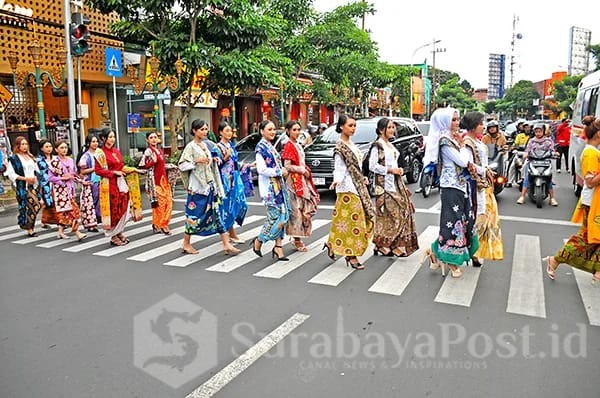 Dengan berkebaya, suasana Kartinian Nang Kayutangan Heritage sangat meriah. (ist).