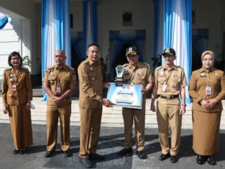 Serahkan Penghargaan, Walikota Wahyu Hidayat: Lomba Kelurahan Harus Jadi Motivasi untuk Terus Berkembang, Senin 21 April 2025. (Sumber Prokompim).
