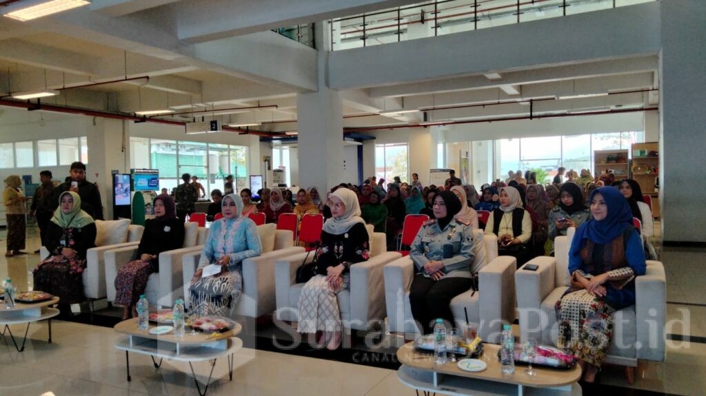 Ketua DPRD Kota Malang, Amithya Ratnanggani Sirraduhita (tiga dari kanan) saat menghadiri kegiatan Apresiasi Perempuan pada peringatan Hari Kartini di gedung MCC