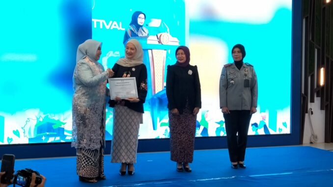 WhatsApp Image 2025-04-22 at 19.33.19 Ketua DPRD Kota Malang, Amithya Ratnanggani Sirraduhita dinobatkan sebagai perempuan inspiratif di momen Hari Kartini 2025, Senin (21/04/2025).