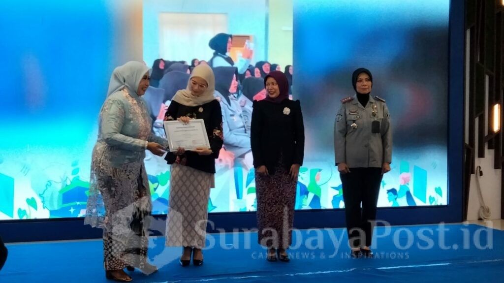Piagam penghargaan itu diserahkan langsung oleh Ketua TP PKK Kota Malang, Hanik Andriani Wahyu Hidayat di MCC