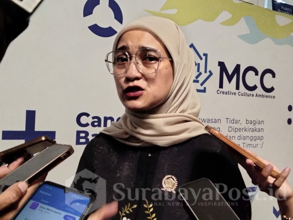 Ketua DPRD Kota Malang, Amithya Ratnanggani Sirraduhita saat memberikan keterangan kepada wartawan