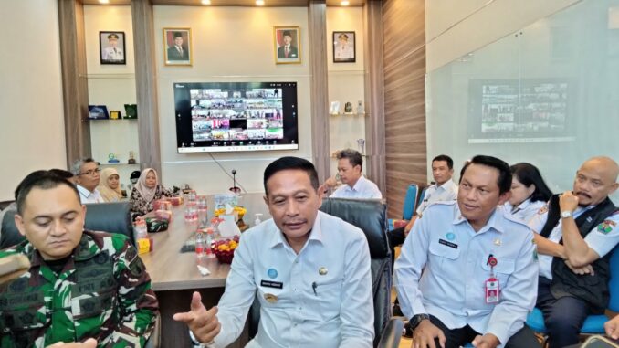 WhatsApp Image 2025-04-23 at 19.24.28 Wali Kota Malang, Wahyu Hidayat disela virtual zoom Gerakan Tanam Padi Serentak 14 Provinsi bersama Presiden Prabowo di Ruang RPH, Rabu (23/4/2025).