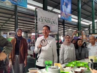 Wali Kota Malang, Wahyu Hidayat meninjau deretan stand peserta Festival Jajanan Pasar di Pasar Klojen, Rabu (23/04/2025).